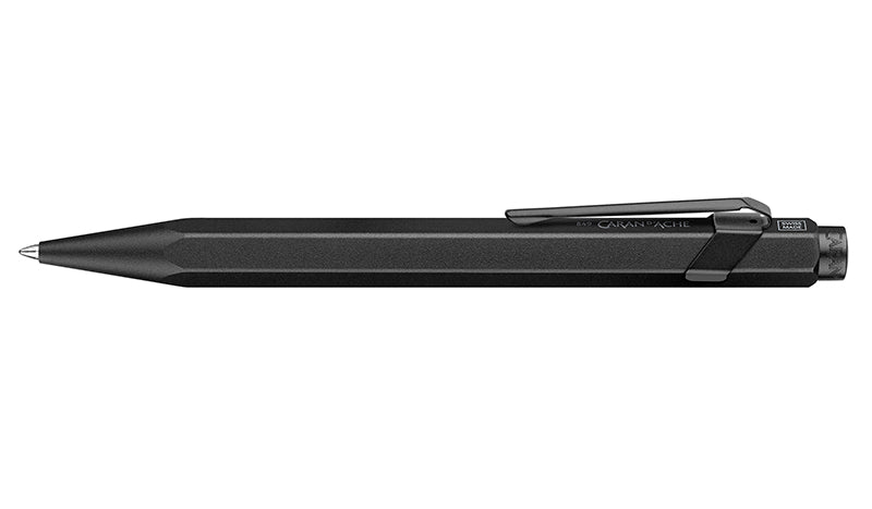 Kulspetspenna Caran d'Ache 849 Black Code